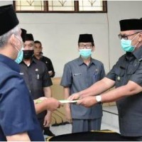 Bupati Kuningan saat melantik kepsek SD dan SMP.